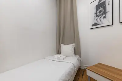 Un ou plusieurs lits dans un hébergement de l'établissement Chic & Centra 2 Bedrooms in the Heart of Le Marais
