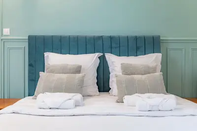Un ou plusieurs lits dans un hébergement de l'établissement Chic & Centra 2 Bedrooms in the Heart of Le Marais
