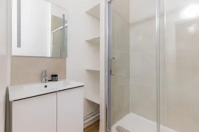 Salle de bains dans l'établissement Chic & Centra 2 Bedrooms in the Heart of Le Marais