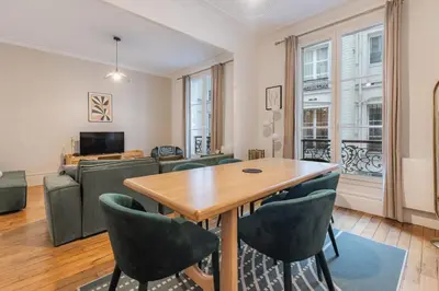 Télévision ou salle de divertissement dans l'établissement Chic & Centra 2 Bedrooms in the Heart of Le Marais