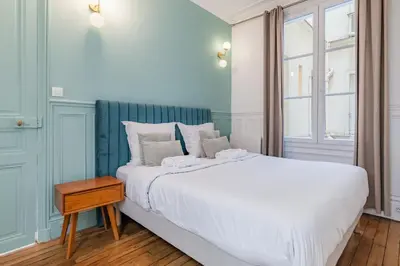 Un ou plusieurs lits dans un hébergement de l'établissement Chic & Centra 2 Bedrooms in the Heart of Le Marais