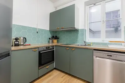 Cuisine ou kitchenette dans l'établissement Chic & Centra 2 Bedrooms in the Heart of Le Marais