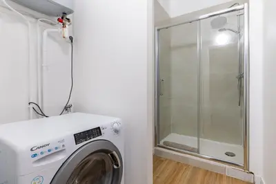 Salle de bains dans l'établissement Chic & Centra 2 Bedrooms in the Heart of Le Marais