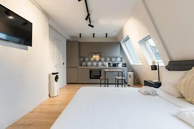 Un ou plusieurs lits dans un hébergement de l'établissement Cozy & Fully Equipped Studio in the Heart of Paris