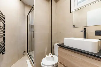 Salle de bains dans l'établissement Studio Lumineux au Cœur de Paris Centre