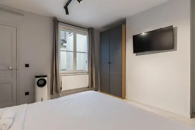 Télévision ou salle de divertissement dans l'établissement Studio Lumineux au Cœur de Paris Centre