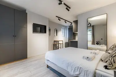 Un ou plusieurs lits dans un hébergement de l'établissement Studio Lumineux au Cœur de Paris Centre