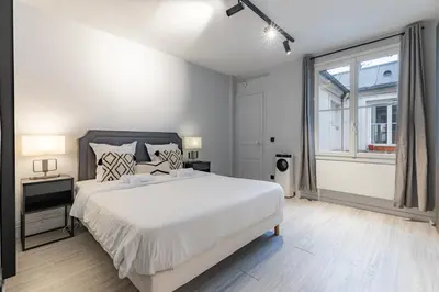 Un ou plusieurs lits dans un hébergement de l'établissement Studio Lumineux au Cœur de Paris Centre