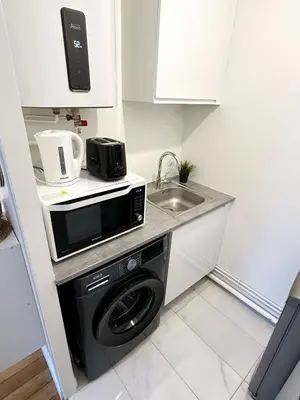 Cuisine ou kitchenette dans l'établissement Peaceful haven in Puteaux La Perle Bleue