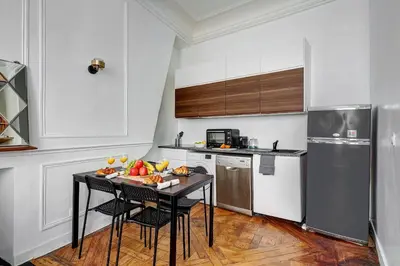 Cuisine ou kitchenette dans l'établissement BnBNova - Heart of Le Marais