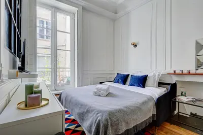 Un ou plusieurs lits dans un hébergement de l'établissement BnBNova - Heart of Le Marais