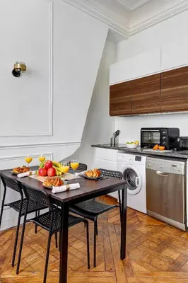 Cuisine ou kitchenette dans l'établissement BnBNova - Heart of Le Marais