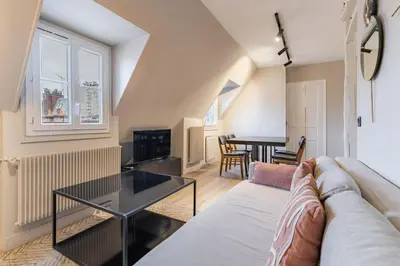 Télévision ou salle de divertissement dans l'établissement Escapade Parisienne au Cœur d'un Quartier Mythique