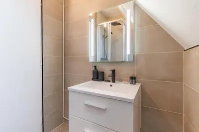 Salle de bains dans l'établissement Escapade Parisienne au Cœur d'un Quartier Mythique