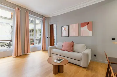 Coin salon dans l'établissement Escapade de Charme au Cœur du Paris Historique