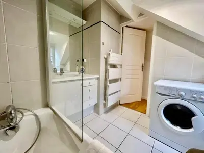 Salle de bains dans l'établissement Galeries Lafayette, Opéra, élégant 2 pièces au calme