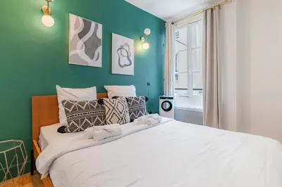 Un ou plusieurs lits dans un hébergement de l'établissement Cosy & Central Votre Cocon au Cœur de Paris