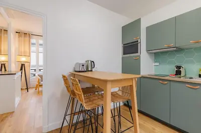 Cuisine ou kitchenette dans l'établissement Cosy & Central Votre Cocon au Cœur de Paris