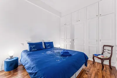 Un ou plusieurs lits dans un hébergement de l'établissement Gaston de St-Paul - Alma Marceau 2ch by B'Your Home