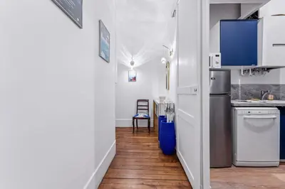Cuisine ou kitchenette dans l'établissement Gaston de St-Paul - Alma Marceau 2ch by B'Your Home