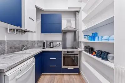 Cuisine ou kitchenette dans l'établissement Gaston de St-Paul - Alma Marceau 2ch by B'Your Home