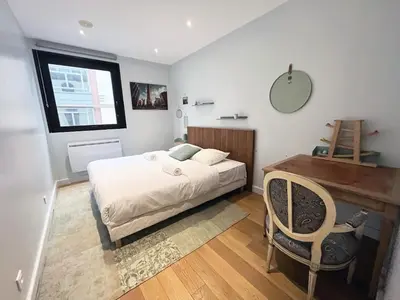 Un ou plusieurs lits dans un hébergement de l'établissement UrbanFlat 166 - Luxury Apartment in the Center of Paris