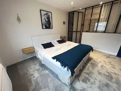 Un ou plusieurs lits dans un hébergement de l'établissement UrbanFlat 166 - Luxury Apartment in the Center of Paris