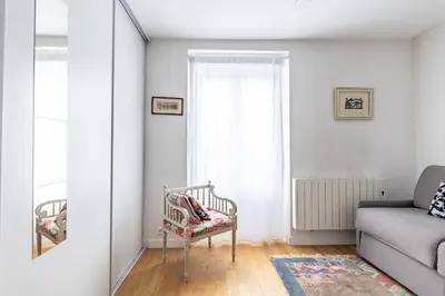 Coin salon dans l'établissement Bright & Cozy Flat near Eiffel Tower