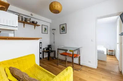 Coin salon dans l'établissement Bright & Cozy Flat near Eiffel Tower