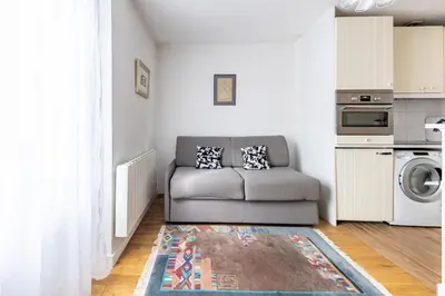 Cuisine ou kitchenette dans l'établissement Bright & Cozy Flat near Eiffel Tower