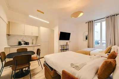 Télévision ou salle de divertissement dans l'établissement Studio confortable pour 4 au cœur de Paris