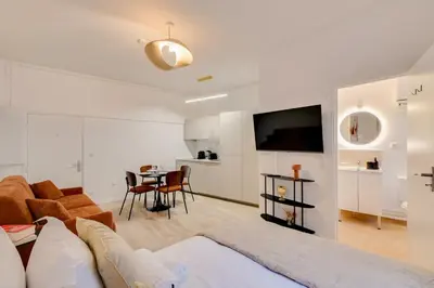 Télévision ou salle de divertissement dans l'établissement Studio confortable pour 4 au cœur de Paris
