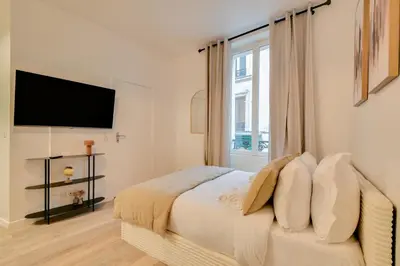 Télévision ou salle de divertissement dans l'établissement Studio confortable pour 4 au cœur de Paris