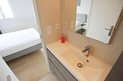 Salle de bains dans l'établissement Air conditioning, calm & comfort in the heart of Paris Marais