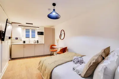 Un ou plusieurs lits dans un hébergement de l'établissement Studio parisien cosy et bien équipé