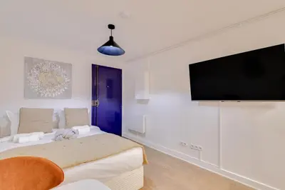 Télévision ou salle de divertissement dans l'établissement Studio parisien cosy et bien équipé