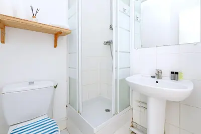 Salle de bains dans l'établissement Charmant studio pour séjour parisien dans le 15e