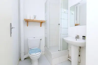 Salle de bains dans l'établissement Charmant studio pour séjour parisien dans le 15e