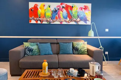 Coin salon dans l'établissement Parrots-Porte d'Orléans-Wifi by La clé des expos in Paris