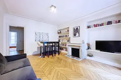 Télévision ou salle de divertissement dans l'établissement Appartement haussmannien près de lArc de Triomphe