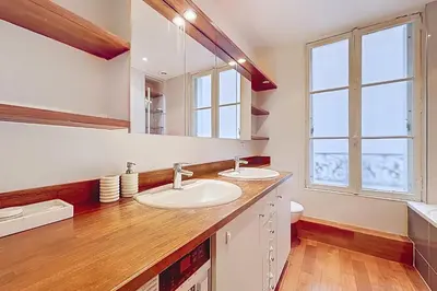 Salle de bains dans l'établissement Appartement haussmannien près de lArc de Triomphe