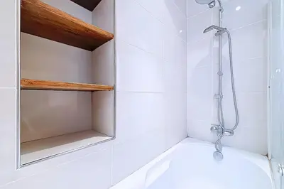 Salle de bains dans l'établissement Appartement haussmannien près de lArc de Triomphe