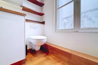 Salle de bains dans l'établissement Appartement haussmannien près de lArc de Triomphe