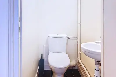 Salle de bains dans l'établissement Appartement haussmannien près de lArc de Triomphe