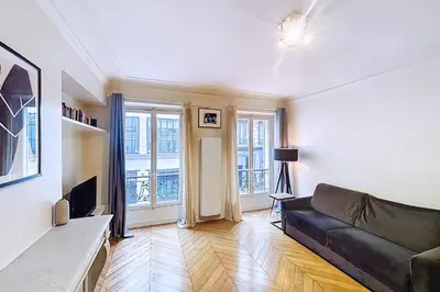 Télévision ou salle de divertissement dans l'établissement Appartement haussmannien près de lArc de Triomphe