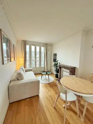 Coin salon dans l'établissement 2 bright rooms Clichy - 4 people - Paris Metro 13