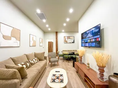 Télévision ou salle de divertissement dans l'établissement UrbanFlat 199 - Beautiful 5 Bedrooms Parisian Townhouse Flat