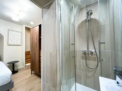 Salle de bains dans l'établissement UrbanFlat 199 - Beautiful 5 Bedrooms Parisian Townhouse Flat