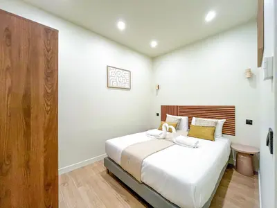 Un ou plusieurs lits dans un hébergement de l'établissement UrbanFlat 199 - Beautiful 5 Bedrooms Parisian Townhouse Flat