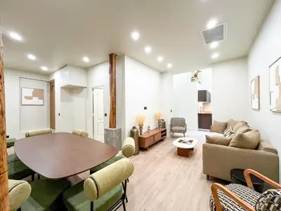 Coin salon dans l'établissement UrbanFlat 199 - Beautiful 5 Bedrooms Parisian Townhouse Flat